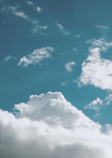 photo de nuages dans un ciel bleu