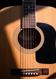 photographie d'une guitare