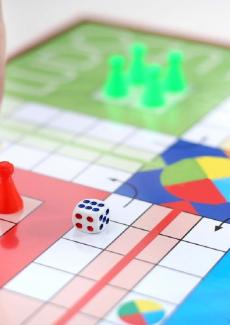 image d'un plateau de jeu avec un dé