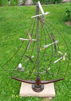 une sculpture représentant un bateau