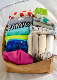 des couches lavables dans un panier