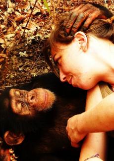 photo d'hélène le berre avec un chimpanzé