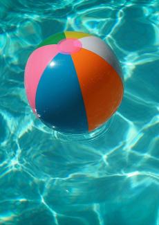 un ballon gonflable qui flotte dans une piscine
