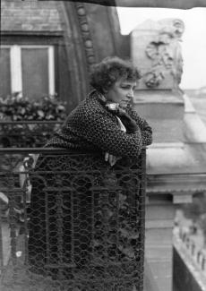 photographie de Colette accoudée à un balcon