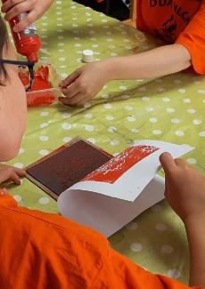 photo d'enfants lors d'un atelier imprimerie