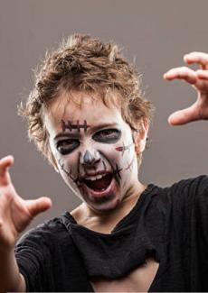 un enfant maquillé pour halloween