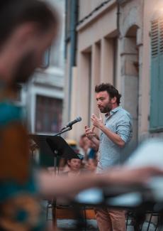 Photographie d'Etienne Russias lors d'une soirée musicale en duo avec Samy Yassine _ Photographe : Martial Delorme, Le Cliché Auvergnat