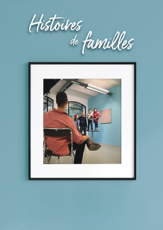 photographie dans un cadre sur fond bleu, texte au dessus "Histoires de Familles"