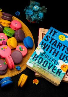 deux livres et une assiette de macarons