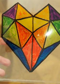 un exemple de vitrail en forme de coeur créé lors d'un atelier