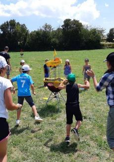 photo d'enfants en train de jouer dans une prairie