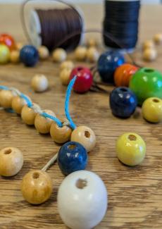 photo de fils et de perles de différentes couleurs
