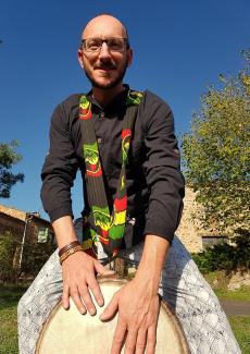 Photo de Frédéric Humberset jouant du djembé