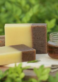 photo de deux tranches de savon et d'un pot de miel