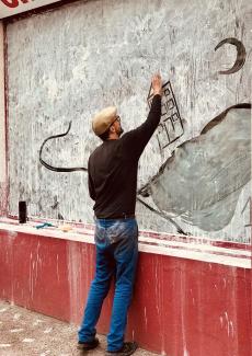 photo de Marc en Solo en train de dessiner sur un mur