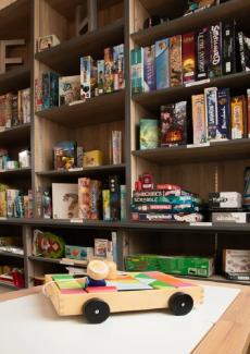 photo de l'étagère-ludothèque de la Gare de l'Utopie