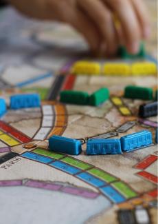 des pions sur un plateau de jeu