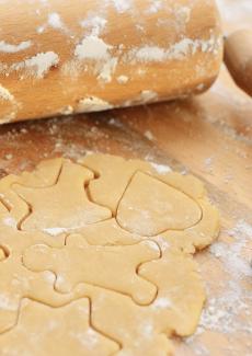 photo de pâte à biscuits avec un rouleau à pâtisserie et de la farine
