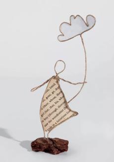 un personnage en papier et fil de fer
